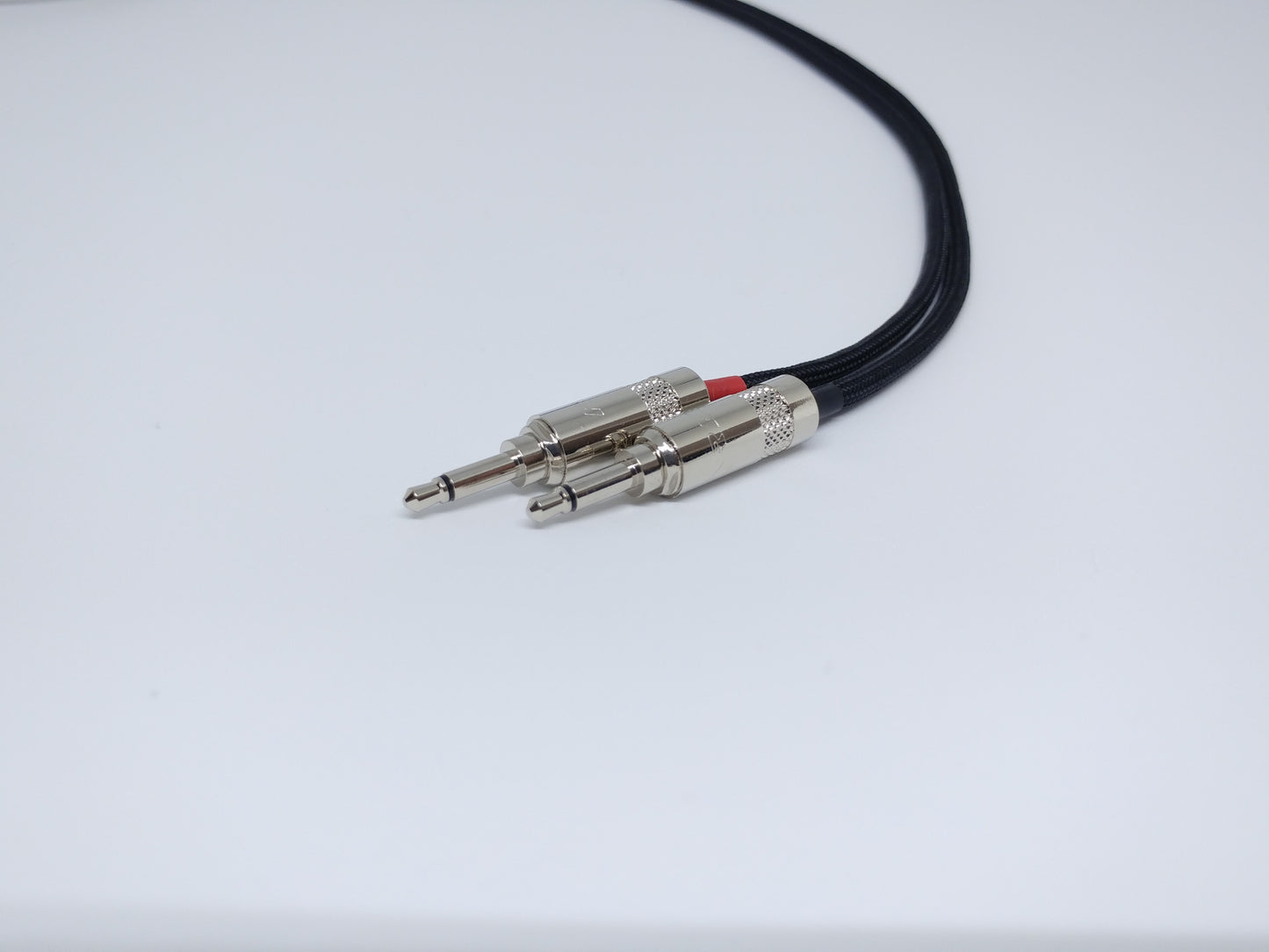 Dual 3.5mm headphone cable connectors