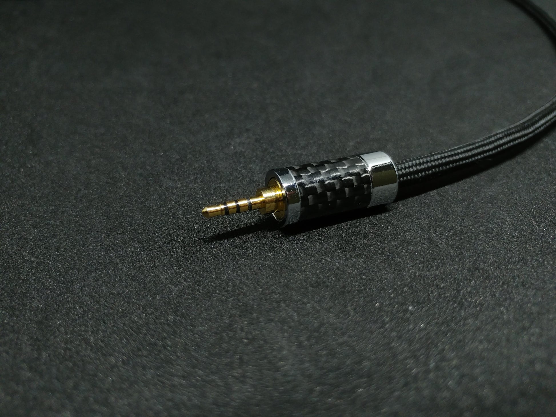 2.5mm TRRS gold plated connector.
